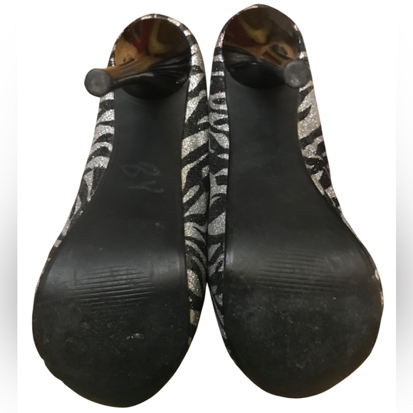 Qupid Silver & Black Pointed Toe Stiletto Women’s Size 7 Heels - Picture 4 of 9